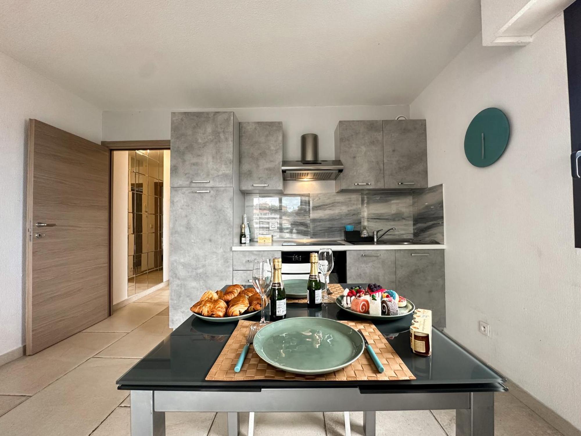 Luxurious 3 Rooms, Pool, Bnbrickeys Beausoleil Esterno foto